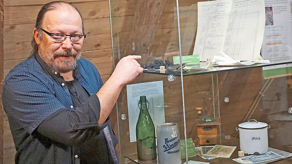 Museumsleiter Bernhard Zirngibl hat im Heimatmuseum Altdorf Kassenbücher, Inflationsgeldscheine und andere Zeugnisse der Hyperinflation 1923 aus der Region zusammengetragen, Museumsleiter Bernhard Zirngibl hat im Heimatmuseum Altdorf Kassenbücher, Inflationsgeldscheine und andere Zeugnisse der Hyperinflation 1923 aus der Region zusammengetragen,