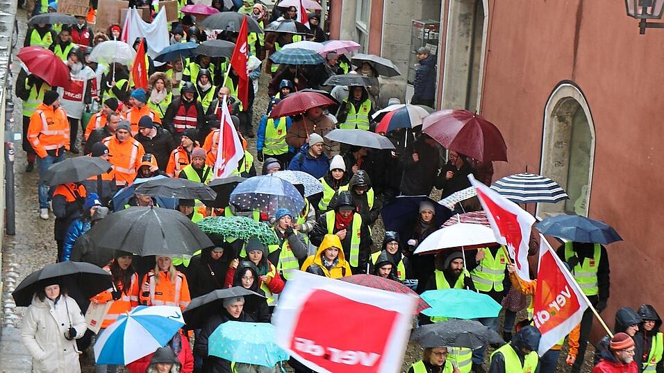 Der Demozug str&ouml;mt vom Alten Rathaus Richtung Abschlusskundgebung auf dem Haidplatz.