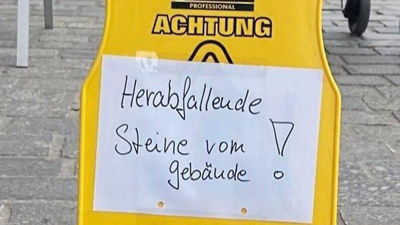 Die Warntafel war vor dem Haus platziert worden.