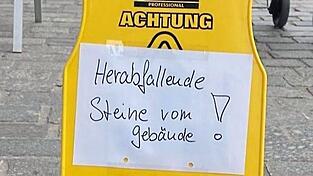 Die Warntafel war vor dem Haus platziert worden.