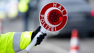 An der Anschlussstelle Rosenheim-West bremste der Fahrer stark und verlie&szlig; die Autobahn, woraufhin Polizisten das Auto stoppten. (Symbolbild)