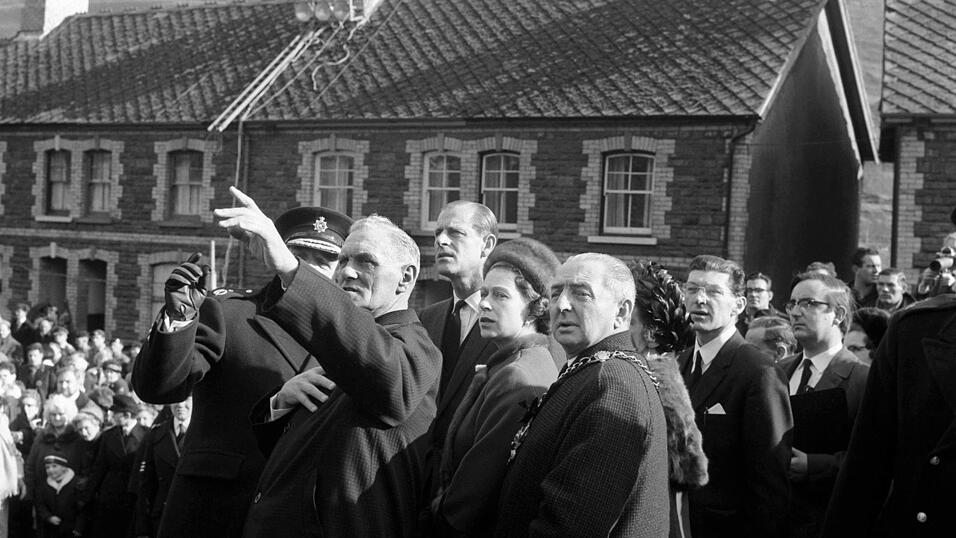 Acht Tage nach der Katastrophe besuchte die Queen das Dorf. (Archivbild) Acht Tage nach der Katastrophe besuchte die Queen das Dorf. (Archivbild)