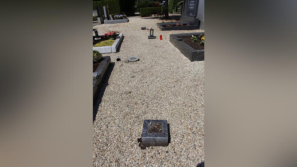 Unbekannte haben mehrere Gräber am Friedhof St. Michael in Straubing verwüstet. Unbekannte haben mehrere Gräber am Friedhof St. Michael in Straubing verwüstet.