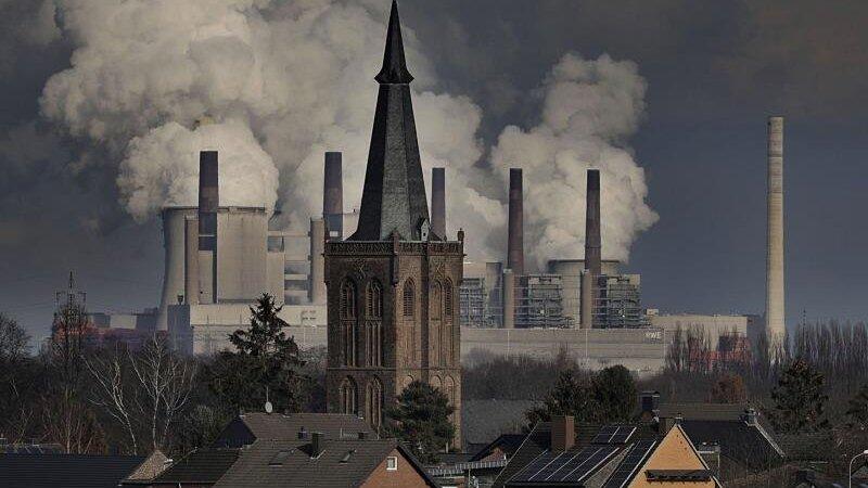 Braunkohle und Wind - bei Neurath in Nordrhein-Westfalen stehen sie direkt beisammen. In Berlin werden am Freitag für beide Energieträger die Weichen gestellt. Braunkohle und Wind - bei Neurath in Nordrhein-Westfalen stehen sie direkt beisammen. In Berlin werden am Freitag für beide Energieträger die Weichen gestellt.