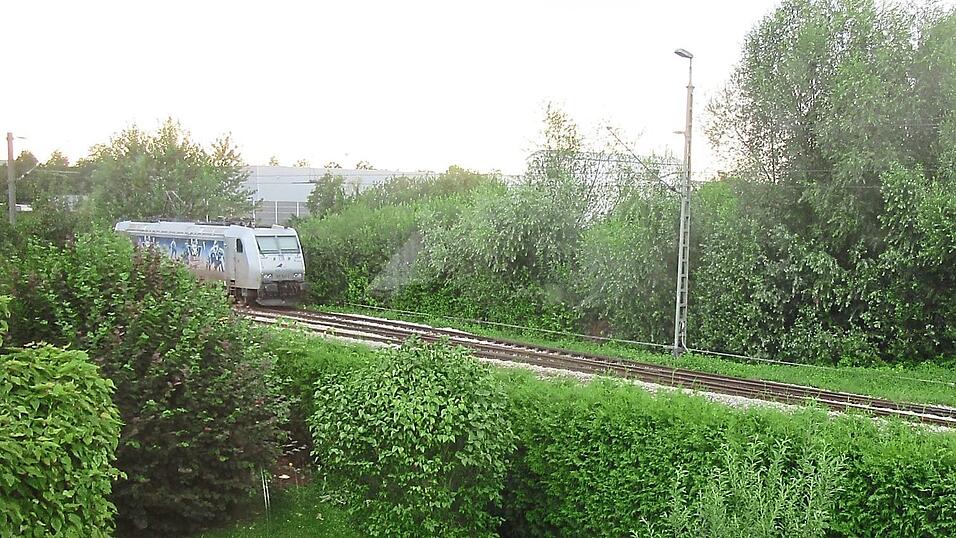 Der Lokführer fuhr mit der E-Lok in einen nicht elektrifizierten Streckenbereich ein. Dabei riss der Stromabnehmer der Lok ab. Der Lokführer fuhr mit der E-Lok in einen nicht elektrifizierten Streckenbereich ein. Dabei riss der Stromabnehmer der Lok ab.