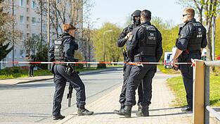 In Sachsen sind zwei Leichen und ein Schwerverletzter im Bereich eines Mehrfamilienhauses gefunden worden.