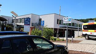 Der Storchenparkplatz vor dem Haupteingang ist f&uuml;r werdende Eltern reserviert. Er muss allerdings durch das Parkraummanagement erst freigeschaltet werden. Auf der kleinen Parkfl&auml;che sind auch zwei Behindertenparkpl&auml;tze ausgewiesen.