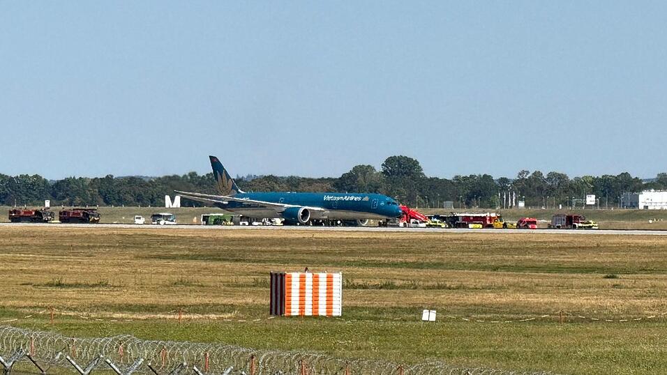 Eine Maschine von Vietnam Airlines ist nach dem Start in München wegen Schäden an Reifen und Fahrwerk sicher zurückgekehrt. Eine Maschine von Vietnam Airlines ist nach dem Start in München wegen Schäden an Reifen und Fahrwerk sicher zurückgekehrt.