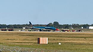 Eine Maschine von Vietnam Airlines ist nach dem Start in München wegen Schäden an Reifen und Fahrwerk sicher zurückgekehrt. Eine Maschine von Vietnam Airlines ist nach dem Start in München wegen Schäden an Reifen und Fahrwerk sicher zurückgekehrt.