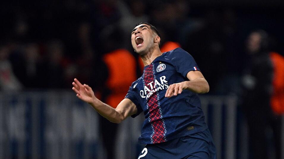 Der Moment, der das Spiel ver&auml;nderte: Luis D&iacute;az (unten) foult Achraf Hakimi und sieht danach die Rote Karte.