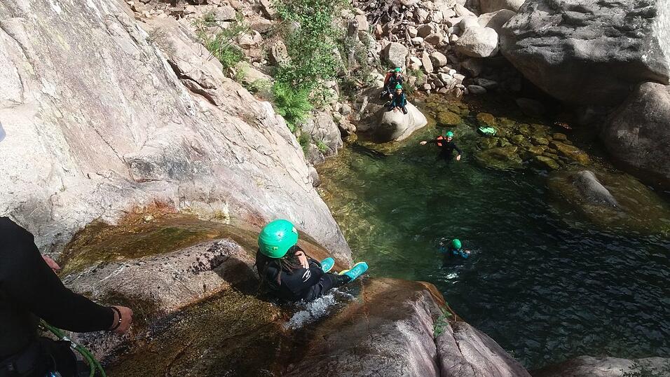 Nach einem Sprung beim Canyoning ist eine Frau querschnittgel&auml;hmt. (Symbolbild)