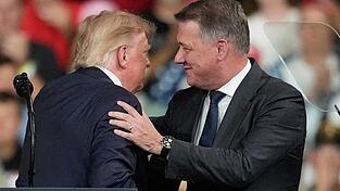 Donald Trump (l.) hatte am Samstag überraschend den Bau eines Audi-Werks in Perry im US-Bundesstaat Georgia angekündigt. Audi-Chef Gernot Döllner trat anschließend auf die Bühne und dankte dem US-Präsidenten für dessen Unterstützung. Donald Trump (l.) hatte am Samstag überraschend den Bau eines Audi-Werks in Perry im US-Bundesstaat Georgia angekündigt. Audi-Chef Gernot Döllner trat anschließend auf die Bühne und dankte dem US-Präsidenten für dessen Unterstützung.