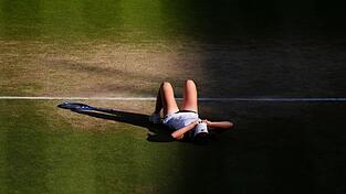 Linda Noskova feiert den gr&ouml;&szlig;ten Erfolg ihrer Tennis-Karriere.