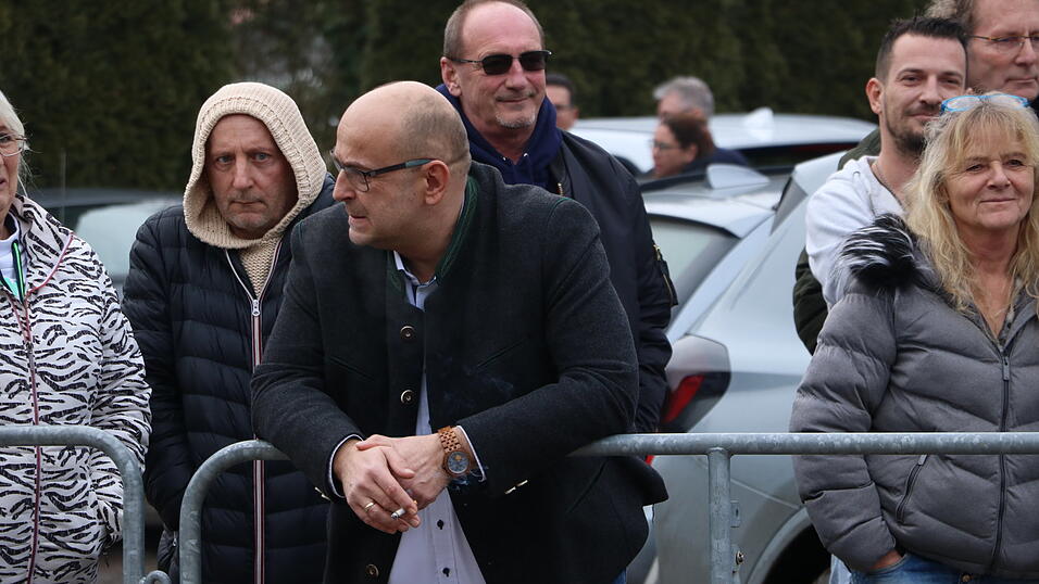 MdB Stephan Protschka auf der anderen Seite des Absperrgitters. MdB Stephan Protschka auf der anderen Seite des Absperrgitters.