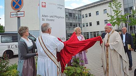 Bischof Rudolf Voderholzer segnete die neue Pylone im Beisein zahlreicher Festgäste.