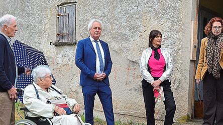 Karen Glinert Carlson (v.r.), Tochter eines serbischen Kriegsgefangenen, Tina Naumovic, Vorsitzende des Vereins Stalag Moosburg und Enkelin eines serbischen Kriegsgefangenen, Landrat Helmut Petz und eine Holocaust-Überlebende an einer Wachmannschaftsbaracke des Stalag VII A.