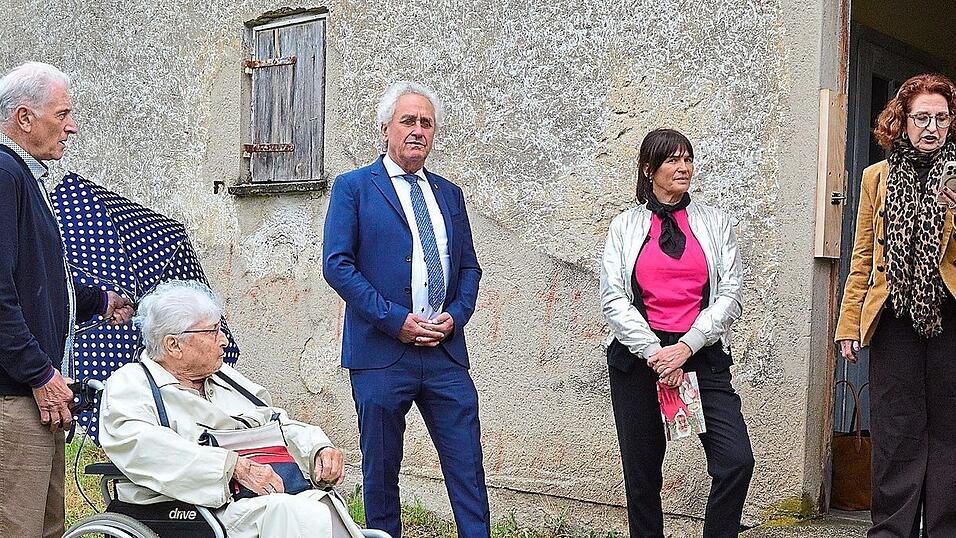 Karen Glinert Carlson (v.r.), Tochter eines serbischen Kriegsgefangenen, Tina Naumovic, Vorsitzende des Vereins Stalag Moosburg und Enkelin eines serbischen Kriegsgefangenen, Landrat Helmut Petz und eine Holocaust-Überlebende an einer Wachmannschaftsbaracke des Stalag VII A.