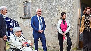 Karen Glinert Carlson (v.r.), Tochter eines serbischen Kriegsgefangenen, Tina Naumovic, Vorsitzende des Vereins Stalag Moosburg und Enkelin eines serbischen Kriegsgefangenen, Landrat Helmut Petz und eine Holocaust-Überlebende an einer Wachmannschaftsbaracke des Stalag VII A.