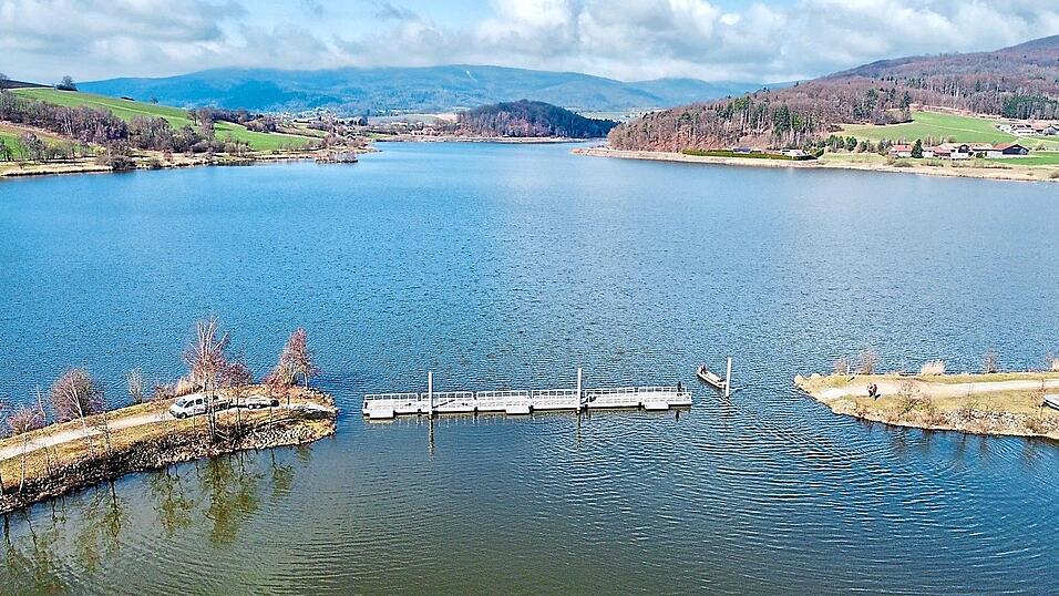 Am Dienstagvormittag setzten Mitarbeiter der Flussmeisterstelle Roding die Br&uuml;ckenteile wieder in den See ein.