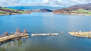 Am Dienstagvormittag setzten Mitarbeiter der Flussmeisterstelle Roding die Br&uuml;ckenteile wieder in den See ein.