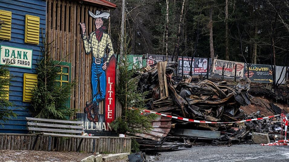 Trümmer liegen nach einem Großbrand auf dem Gelände der Westernstadt «Pullman City». Trümmer liegen nach einem Großbrand auf dem Gelände der Westernstadt «Pullman City».