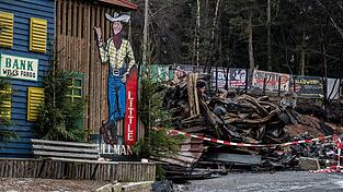 Trümmer liegen nach einem Großbrand auf dem Gelände der Westernstadt «Pullman City».