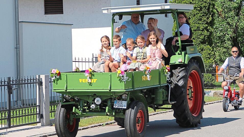 Ehrenvorsitzender Rudi Gerhardinger kutschierte seine Enkelkinder mit einem Fendt-Geräteträger. Ehrenvorsitzender Rudi Gerhardinger kutschierte seine Enkelkinder mit einem Fendt-Geräteträger.