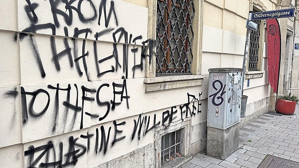 Nachdem im Sommer in der Gesandtenstraße in roter Schrift die Parole gesprüht wurde, wurde diesmal schwarz verwendet.