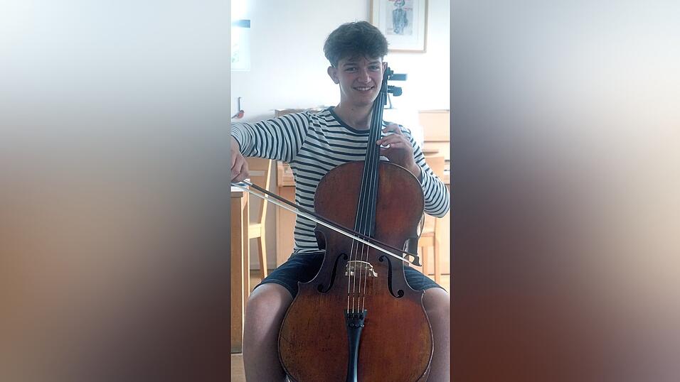 Sebastian Emilius &uuml;bt t&auml;glich mehrere Stunden Cello und Klavier. Aufgewachsen ist er in einer sehr musikalischen Familie.