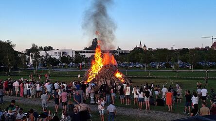 Das Feuer f&auml;ngt an zu brennen.