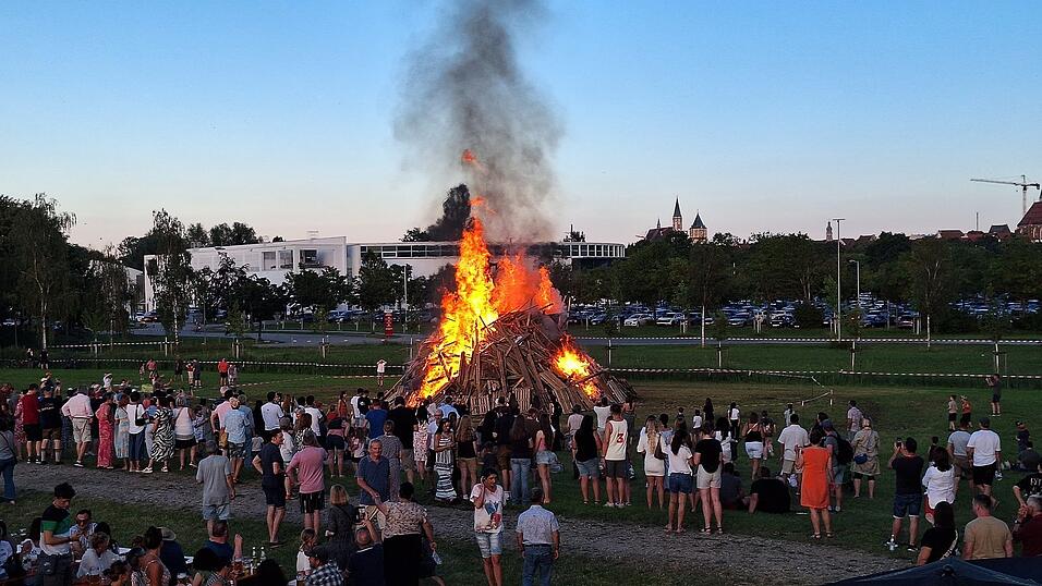 Das Feuer f&auml;ngt an zu brennen.