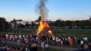 Das Feuer fängt an zu brennen. Das Feuer fängt an zu brennen.