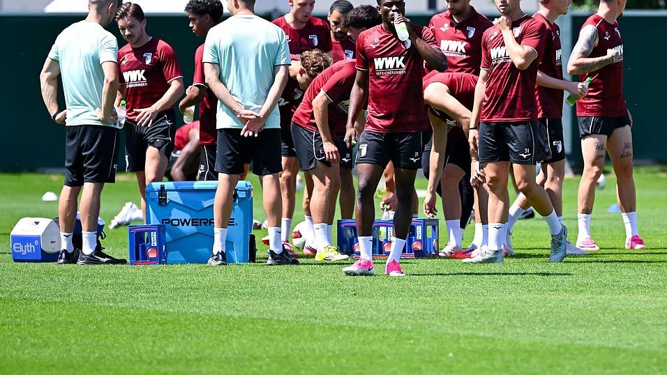 Der FC Augsburg rüstet sich für die neue Saison in der Bundesliga. Der FC Augsburg rüstet sich für die neue Saison in der Bundesliga.