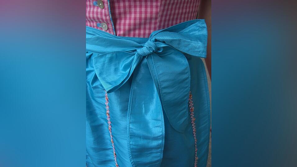 Die von Oma perfekt gebundene Dirndl-Schleife