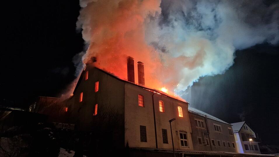 Mehrere Feuerwehren aus dem Landkreis Cham r&uuml;ckten zur Brandbek&auml;mpfung aus.