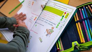 Die Folgen des Stellenmoratoriums sind teils gr&ouml;&szlig;ere Klassen und der Wegfall von Wahlf&auml;chern und AGs. (Symbolbild)