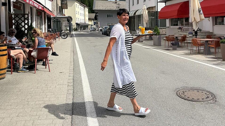 Ungewohnte Szenerie am Brenner: Kein Verkehr - und daher stressfreies Bedienen der Gäste auf der anderen Straßenseite. Ungewohnte Szenerie am Brenner: Kein Verkehr - und daher stressfreies Bedienen der Gäste auf der anderen Straßenseite.