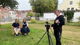 Am Dienstag stand sie noch auf der Mühleninsel, ab Freitag steht sie auf der Dult im Heppenheimer-Biergarten: Daniel Schleinkofer, Chef vom Dienst, und Elfriede Schwetz (rechts), Mediengestalterin Bild und Ton bei Niederbayern TV, im Interview mit LZ-Redakteurin Daria Hageneder, die die Single-Couch nach Landshut bringt. Am Dienstag stand sie noch auf der Mühleninsel, ab Freitag steht sie auf der Dult im Heppenheimer-Biergarten: Daniel Schleinkofer, Chef vom Dienst, und Elfriede Schwetz (rechts), Mediengestalterin Bild und Ton bei Niederbayern TV, im Interview mit LZ-Redakteurin Daria Hageneder, die die Single-Couch nach Landshut bringt.