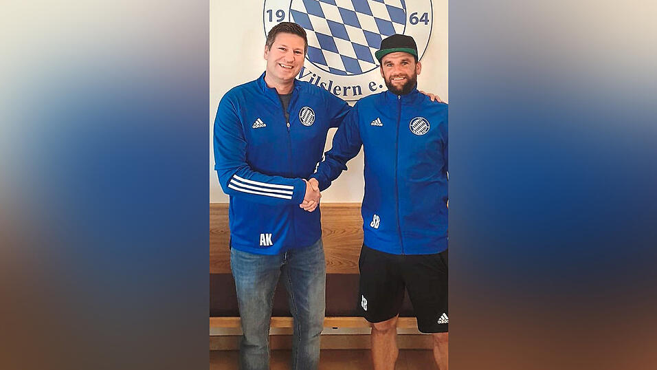 Der neue Trainer Stefan Fassl (links) und Stefan Braun, Abteilungsleiter Fu&szlig;ball (rechts) haben sich bereits vor Corona zum Fototermin getroffen.