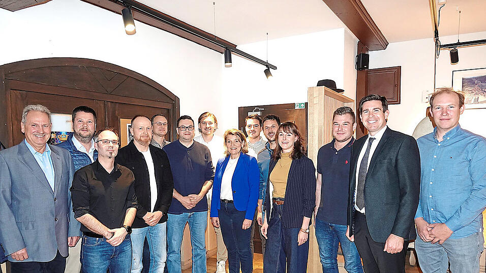 Die CSU-Kandidaten, von links: Hermann Leiderer, Frank Friedrichs, Florian Peutler, Daniel Buchhauser, Andreas Ketterl, Martin D&ouml;rling, Benno Daiminger, Elisabeth Kerscher, Michael R&ouml;sch, Dominic Busch, Alexandra Kaiser, Michael Weigert, Patrick Grossmann und Christoph Wasinger.