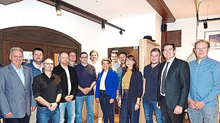 Die CSU-Kandidaten, von links: Hermann Leiderer, Frank Friedrichs, Florian Peutler, Daniel Buchhauser, Andreas Ketterl, Martin Dörling, Benno Daiminger, Elisabeth Kerscher, Michael Rösch, Dominic Busch, Alexandra Kaiser, Michael Weigert, Patrick Grossmann und Christoph Wasinger.