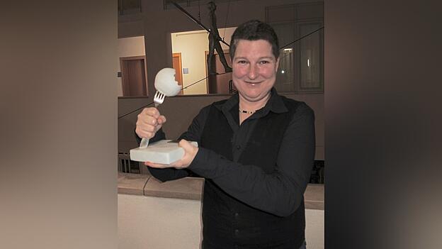 Der Literaturkn&ouml;dl 2025 ging an die 45-j&auml;hrige Manuela Lenz aus dem Bayerischen Wald f&uuml;r ihre humorige Geschichte &bdquo;Die letzte Rinde&ldquo;.