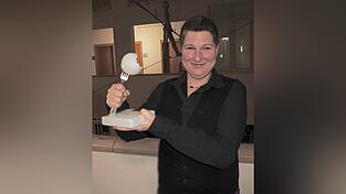 Der Literaturknödl 2025 ging an die 45-jährige Manuela Lenz aus dem Bayerischen Wald für ihre humorige Geschichte „Die letzte Rinde“. Der Literaturknödl 2025 ging an die 45-jährige Manuela Lenz aus dem Bayerischen Wald für ihre humorige Geschichte „Die letzte Rinde“.