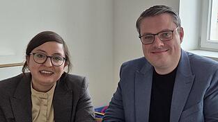 Fatma Umul und Christian Schmitt sind als Verfahrenslotsen Ansprechpartner f&uuml;r junge Menschen mit Behinderung und deren Familien.