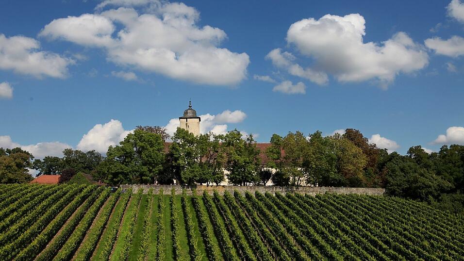 Feuer auf der Hallburg: Die Schlossgastronomie brennt ab. Verletzt wird niemand.