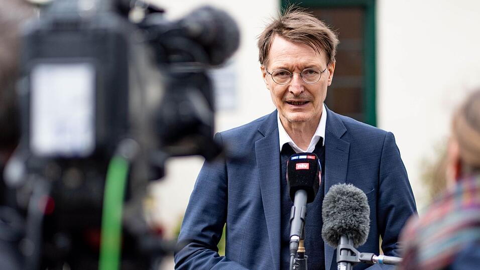 Bundesgesundheitsminister Karl Lauterbach spricht vor dem Klinikum Nordfriesland mit Vertretern der Presse. Eine Gruppe von M&auml;nner und Frauen soll geplant haben, den SPD-Politiker zu entf&uuml;hren.