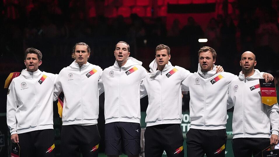 Auch Alexander Zverev (2.v.l.) bei der diesj&auml;hrigen Endrunde im Davis Cup an.