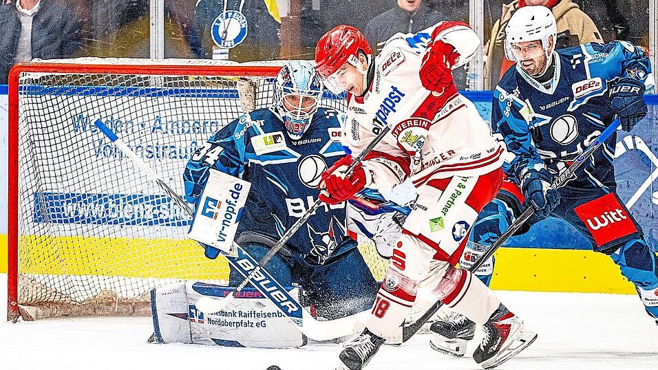 Jugend forsch(t): Auch der 20-j&auml;hrige EVL-St&uuml;rmer Luis Scheibengraber tauchte gef&auml;hrlich vor Weidens Keeper Michael McNiven auf - hier bedr&auml;ngt von Manuel Edfelder (rechts).