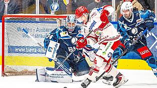 Jugend forsch(t): Auch der 20-j&auml;hrige EVL-St&uuml;rmer Luis Scheibengraber tauchte gef&auml;hrlich vor Weidens Keeper Michael McNiven auf - hier bedr&auml;ngt von Manuel Edfelder (rechts).