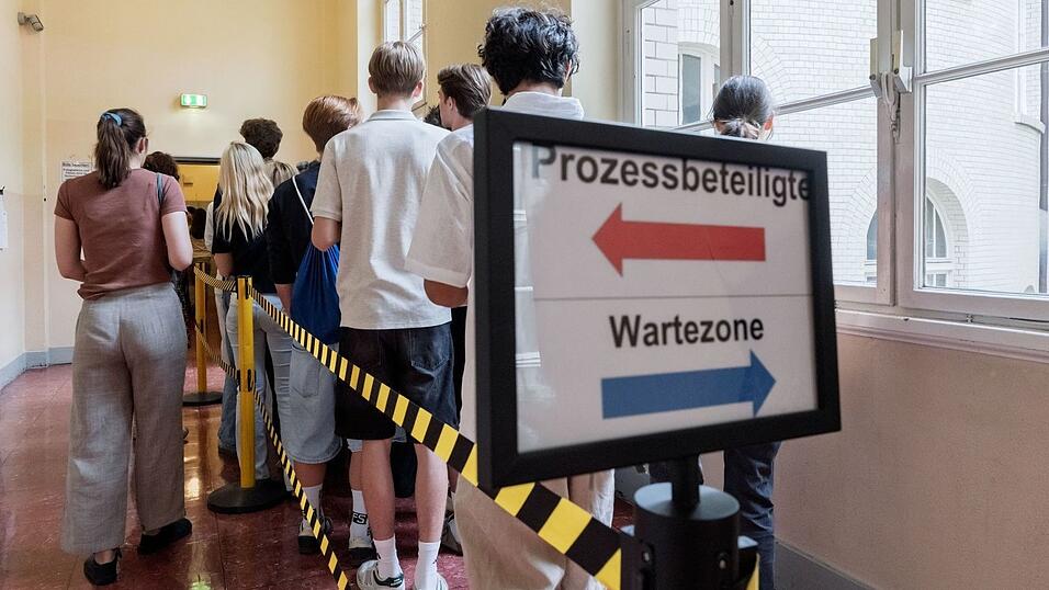 Zuschauer warten am 61. Prozesstag auf Einlass. Zuschauer warten am 61. Prozesstag auf Einlass.